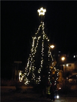 Nå er det lys i julegranen på Hvitsten torg